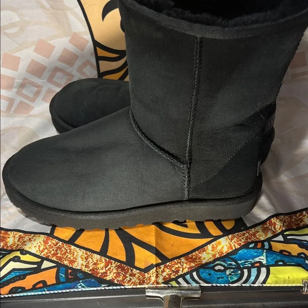 UGG Women's Classic Short - Size 9